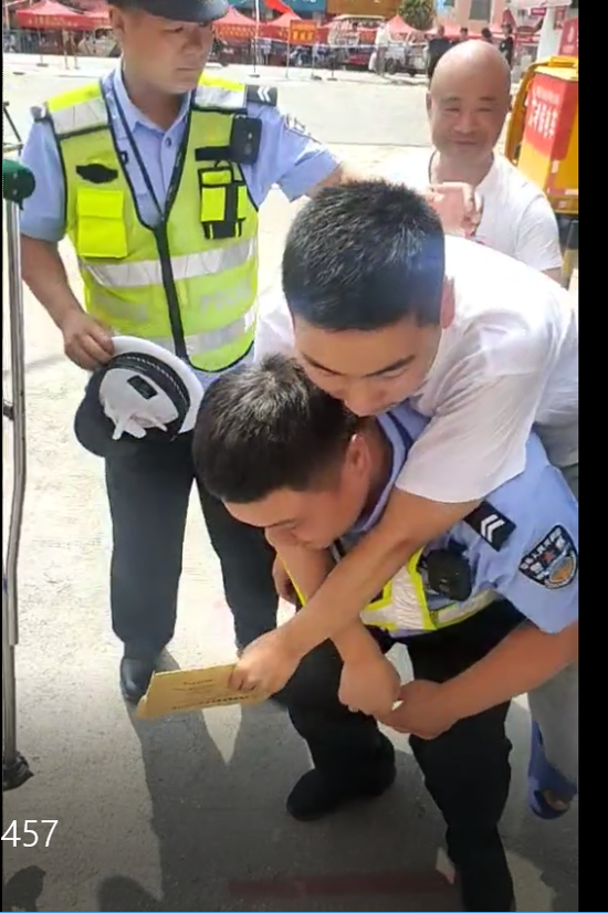 河南太康考生右腿骨折，邻居、志愿者、交警接力护送考生上考场