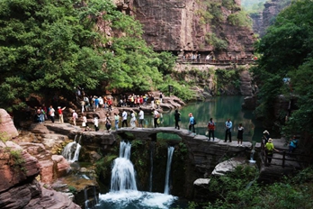 修武县：夏日红石峡