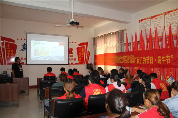 南阳卧龙法院到帮扶村开展端午节活动