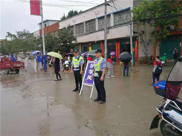 邓州市高集派出所:强化安全检查 筑牢校园“防火墙”