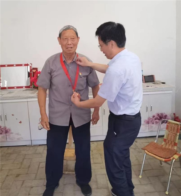 南阳宛城区区委书记刘中青走访慰问“光荣在党50年”的老党员代表