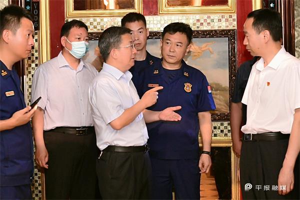 张雷明在检查防汛和消防安全工作时强调:加大隐患排查治理力度 坚决筑牢安全稳定防线