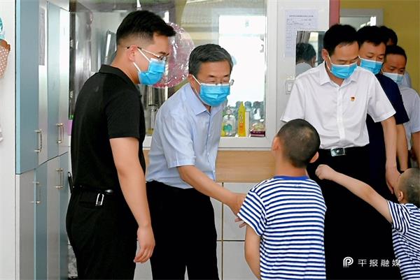 张雷明在检查防汛和消防安全工作时强调:加大隐患排查治理力度 坚决筑牢安全稳定防线