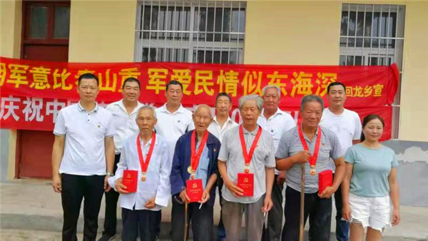 桐柏县回龙乡为老党员颁发“光荣在党50年”纪念章