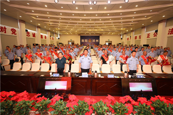 邓州市公安局举行庆祝建党100周年表彰大会暨“光荣在党50年”纪念章颁发仪式
