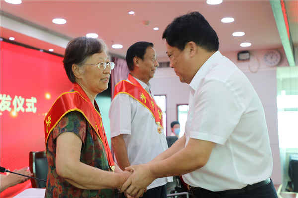 邓州农商银行举办“光荣在党50年”纪念章颁发仪式