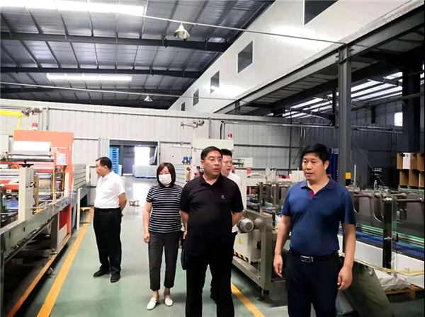商丘市场监管局副局长孟锦涛带队对宁陵县四个食品企业进行抽查