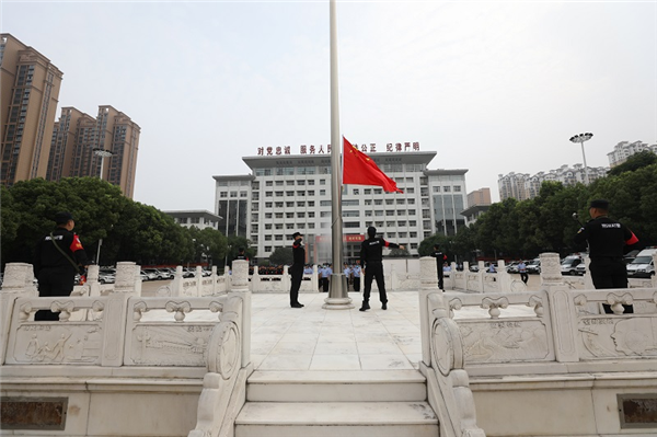 邓州市公安局举行庆“七一”升旗仪式暨集体观看庆祝中国共产党成立100周年大会