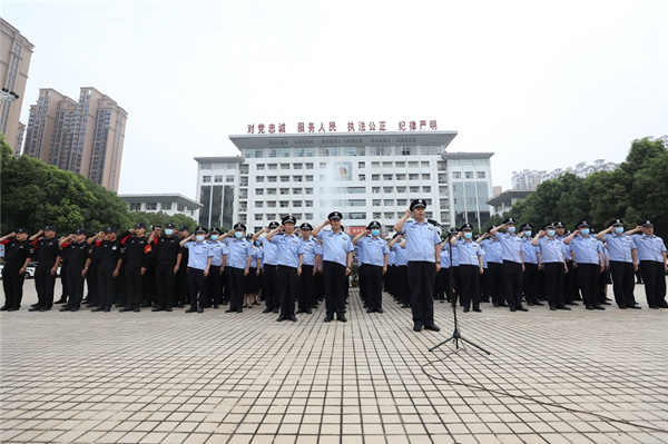 邓州市公安局举行庆“七一”升旗仪式暨集体观看庆祝中国共产党成立100周年大会