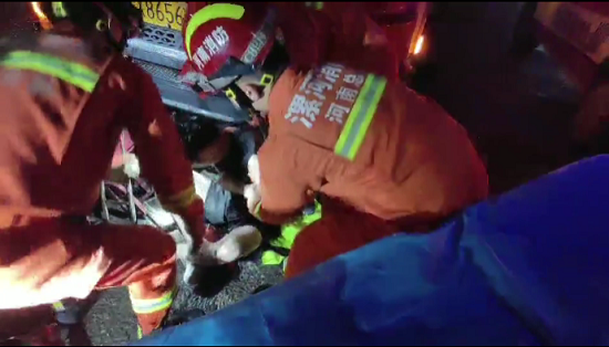 河南漯河：两车相撞造成一男子被困车下 漯河消防急救援