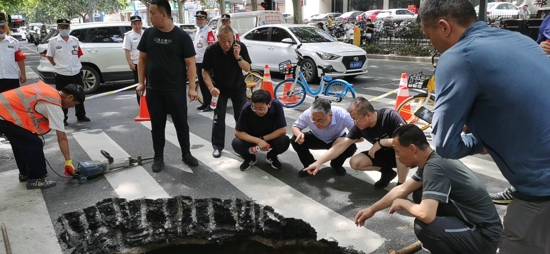 凝神聚力 及时保障 郑州市金水区市政设施养护所对路面坍塌进行应急处置