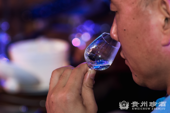 贵州珍酒传奇夜宴亮相郑州 这些品酒“姿势”你学会了吗？