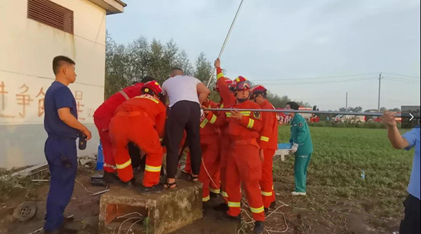 河南南阳：消防员巧用手机拍照功能救出坠井妇女
