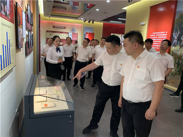 唐河苍台镇机关党员干部走进县党群政治生活馆参观学习