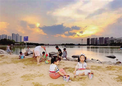 郑州：打卡天健湖 来沙滩广场玩耍