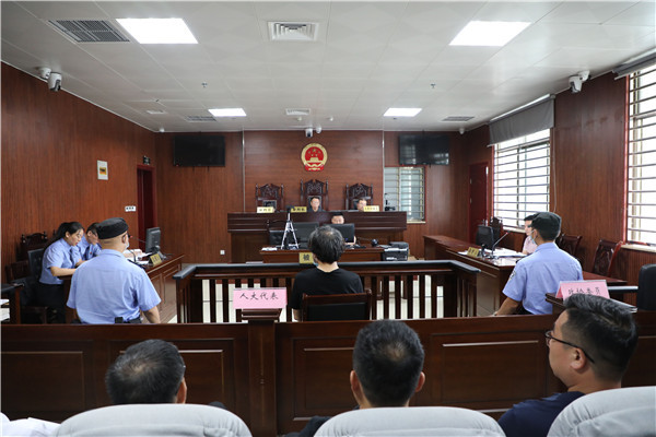 新野县法院院长张万波开庭审案 邀请30余人现场旁听