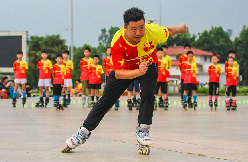 南阳：轮滑健身 乐享暑期
