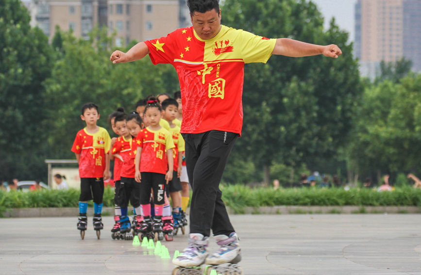 南阳：轮滑健身 乐享暑期