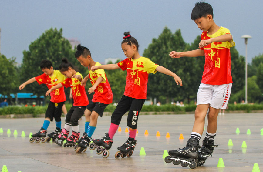 南阳：轮滑健身 乐享暑期