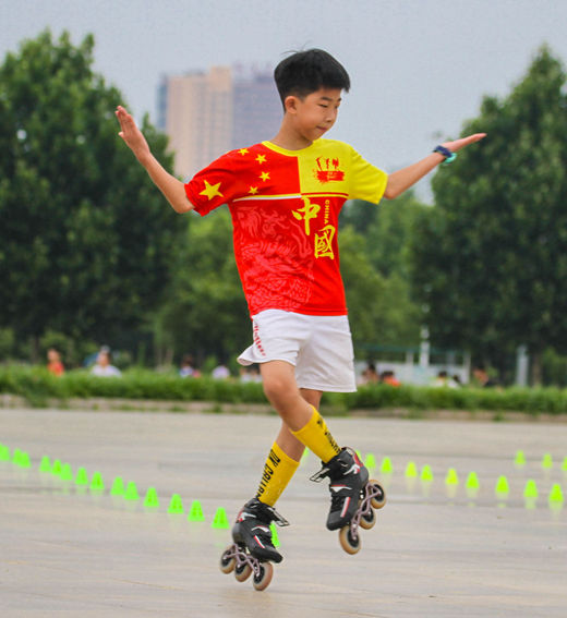 南阳：轮滑健身 乐享暑期