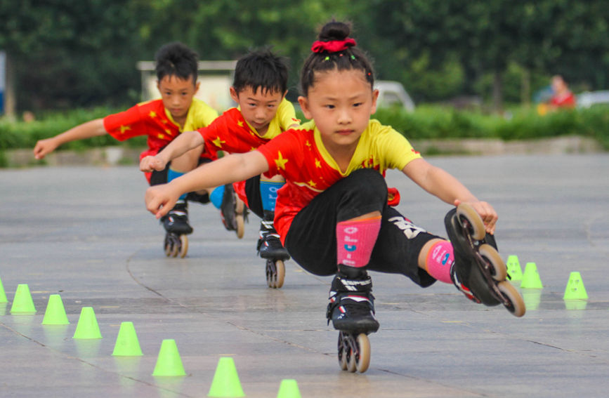 南阳：轮滑健身 乐享暑期