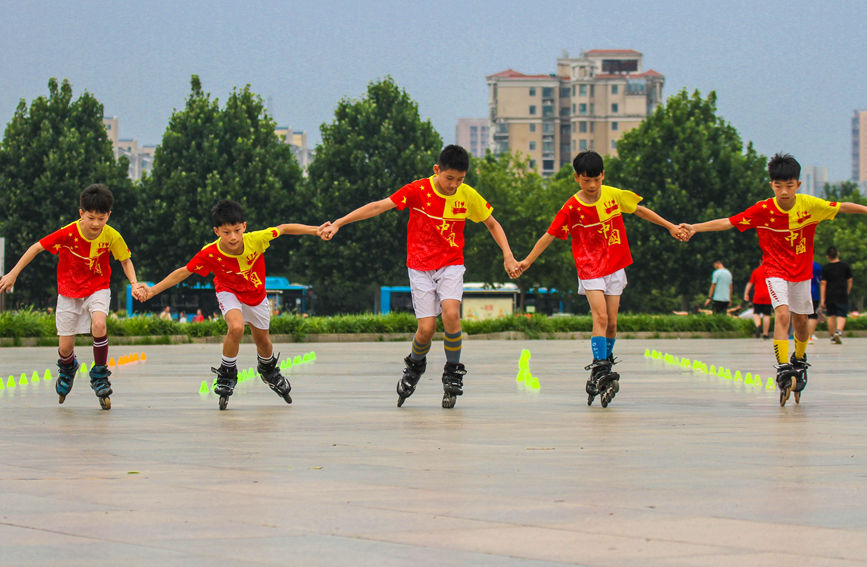 南阳：轮滑健身 乐享暑期