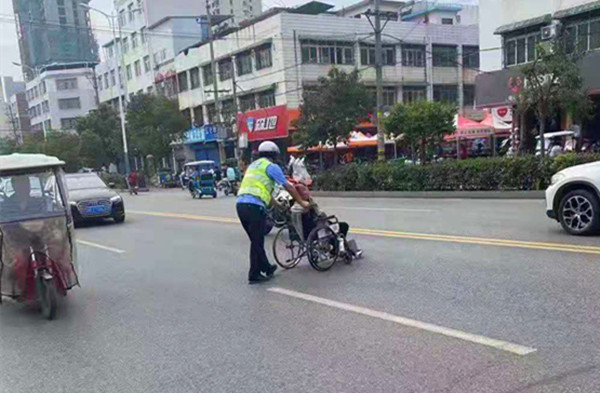邓州交警铁骑队员李锋帮助行动不便老人过马路