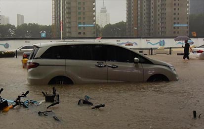 郑州遭遇历史极值暴雨 市内交通中断