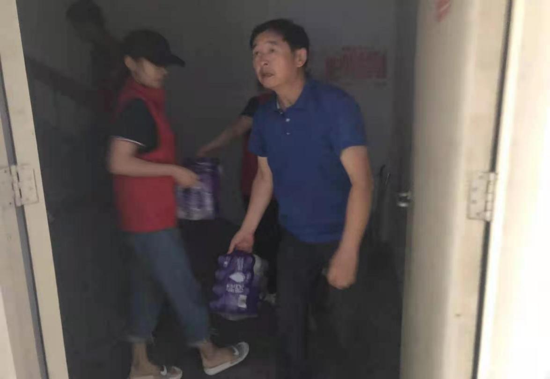 暴雨中的温情：郑州高新区红河瀛园社区党支部为居民送饮用水