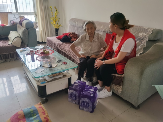 “暴风雨中送温暖” 郑州高新区西湖春天社区慰问孤寡老人、残疾人、困难群众