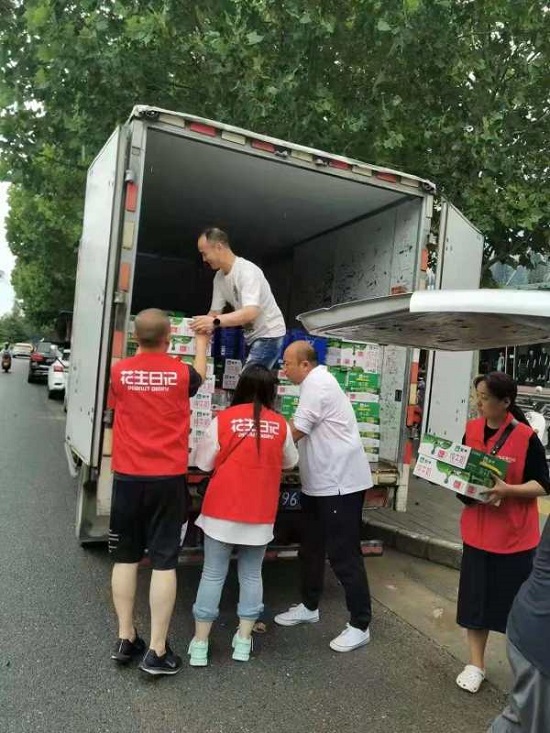 构建防汛“最大同心圆” 郑州市上街区新的社会阶层人士捐赠救灾物资 