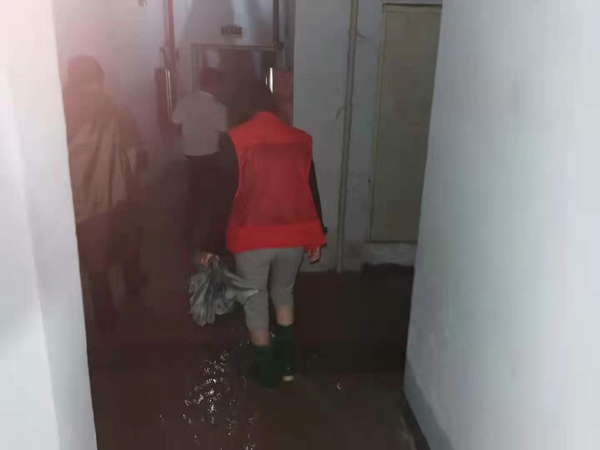 郑州高新区通和社区党总支：党员冲锋在前 全力排洪防汛