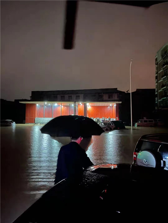 暴雨中的青年力量，为他们点赞！