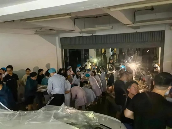 暴雨停电，产房里这束光照亮新生！