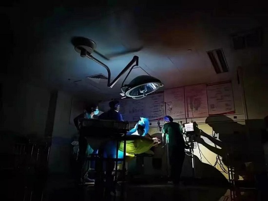 暴雨停电，产房里这束光照亮新生！