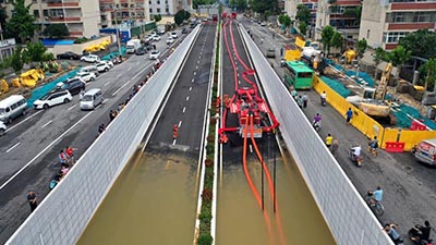 郑州：抢排内涝