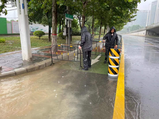 郑州高新区石佛办事处不畏风雨 维护道路交通出行安全
