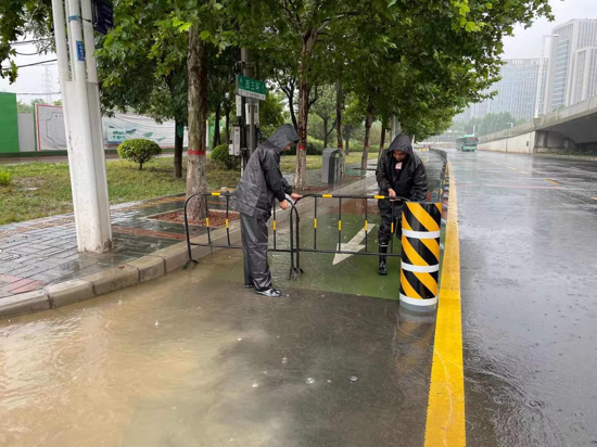 郑州高新区石佛办事处不畏风雨 维护道路交通出行安全