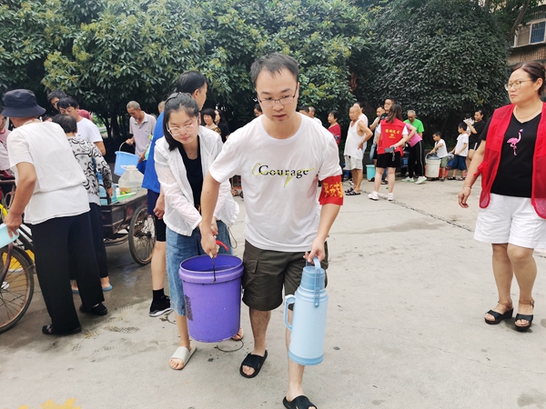 全力以赴保障基本民生 中华网河南频道为社区居民送饮用水