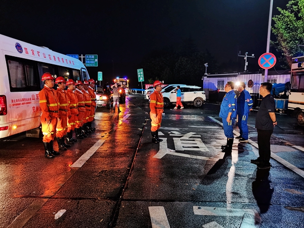 挽起裤腿重建家园  郑州金水区灾后重建一线见闻