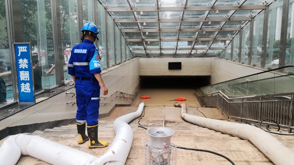 挽起裤腿重建家园  郑州金水区灾后重建一线见闻