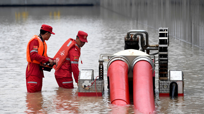 郑州市区出现严重内涝 救援进行中