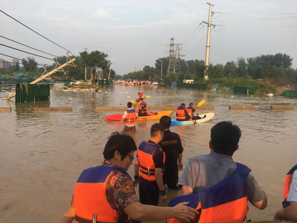 无畏洪险，郑州市青年企业家商会开展捐赠防汛救灾物资活动