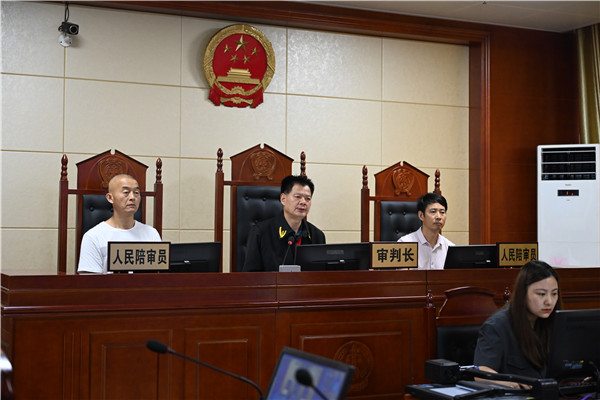 唐河县法院邀请社区干部旁听帮助信息网络犯罪活动罪庭审