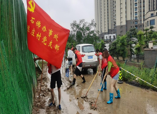 洪水肆虐 郑州高新区石佛办事处党员干部逆流而上开展救援
