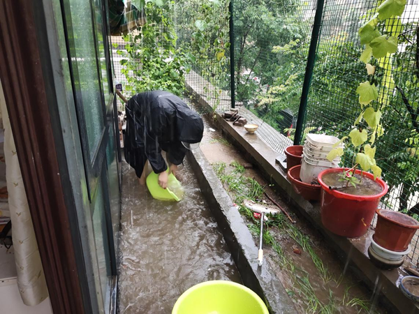 郑州高新区石佛办事处红河瀛园社区：让党旗在防汛一线飘扬