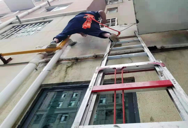 郑州高新区石佛办事处红河瀛园社区：让党旗在防汛一线飘扬