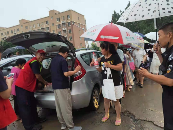 郑州高新区石佛办事处红河瀛园社区：让党旗在防汛一线飘扬