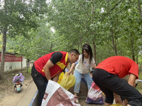 太康县文明办组织志愿者驰援灾区服务灾民
