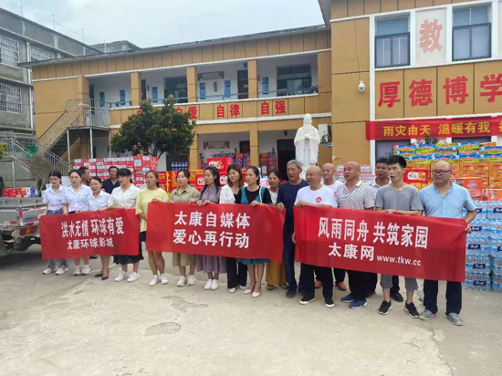 太康县文明办组织志愿者驰援灾区服务灾民
